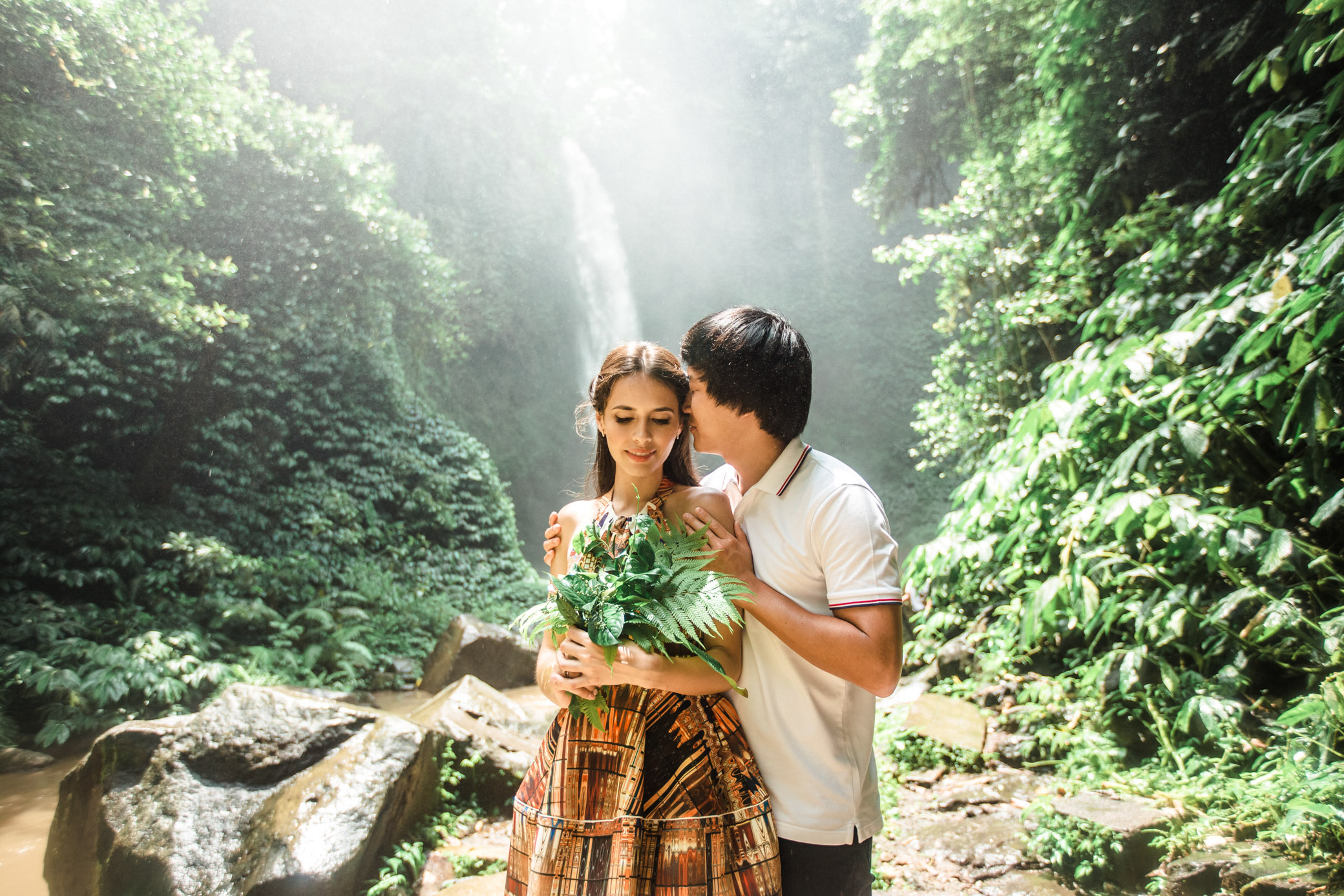 Парень сделал незабываемое предложение руки и сердца девушке на огромном водопаде. Водопад Гит Гит на острове Бали. Подарил букет из зеленых листьев. Свадебная церемония в тропиках. Признание в любви